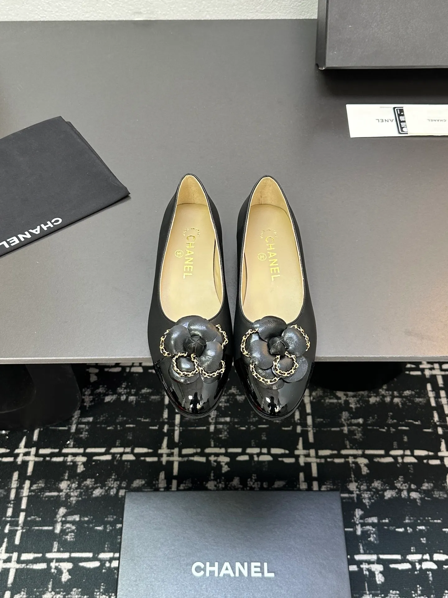 👟👟Ex-factory price 600👟👟 CHANEL｜Chanel Chanel 25C early spring new product Camellia series flat shoes This season’s Camellia series is really beautiful😍 Grandma Xiang’s family has always had the elegant and ladylike temperament, full of high-end sense! It’s very nice on the feet~ Whether worn barefoot or paired with skirts or trousers, it’s very versatile! Incomparably beautiful! Extraordinarily fairy 🧚 Overwhelmingly girly‼ ️ The upper is made of imported lambskin, the lining is made of mixed sheepskin, and the Italian A-grade leather outsole Size: 35-39 (40/41 customized)